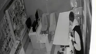 Iğdır’da Gece Saatlerinde Telefon Mağazasına Girişim: İki Hırsız Çok Sayıda Cihazı Çaldı