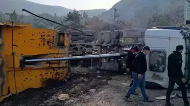 İskenderun’da Boşaltma İşlemi Sırasında Kamyon Devrildi, Sürücü Hastaneye Kaldırıldı