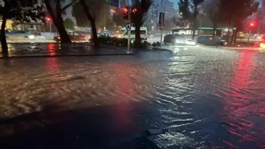 İzmir'in Karabağlar ve Buca Bölgelerinde Sağanak Yağış Sokakları Göl Haline Getirdi