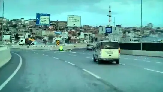 İzmir Buca’da Freni Boşalan Kamyon 3 Araçla Çarpıştı, 3 Kişi Yaralandı