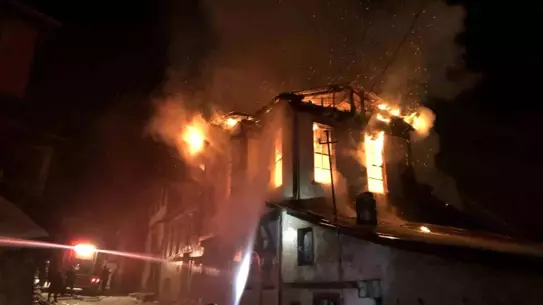 Kastamonu’da 3 Katlı Tarihi Konak Yangınıyla Kül Oldu