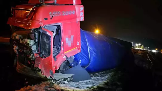 Patlayan lastiğin etkisi ve tırın bariyere çarpması