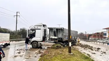 Manisa Kula’da Yağışlı Havada Tır Kontrolden Çıktı