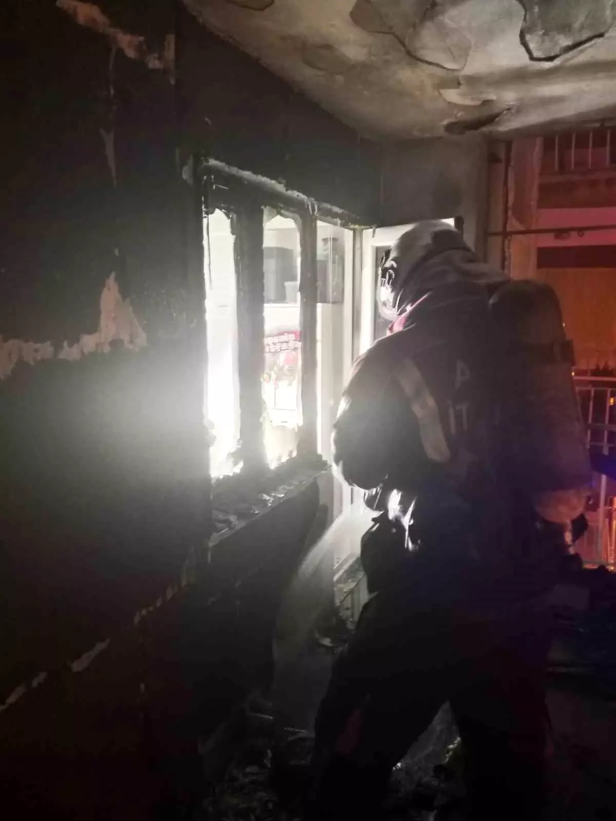 Efeler’de Ev Yangını Kontrol Altına Alındı, Maddi Hasar Büyüklüğünü Koruyor