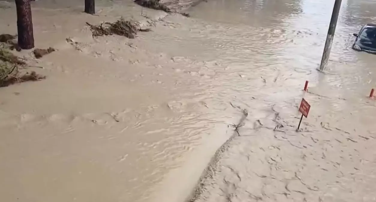 Aydın’da Şiddetli Sel: Sular Sokakları Yutarken Oteller ve Araçlar Su Altında