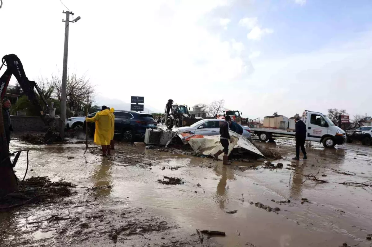 Kuşadası'nda sel sonrası hasar görüntüsü