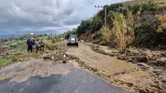 ASKİ ekipleri yağışa müdahale ederken