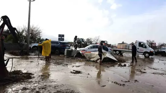 Kuşadası'nda Sel Felaketi: Yol Açma ve Kurtarma Çalışmaları Hız Kesmeden Sürüyor
