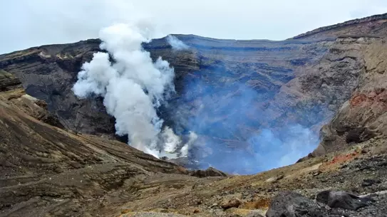 Japonya’nın Aso Yanardağı’nda Kayıp Helikopterin Parçaları Gün Yüzüne Çıktı