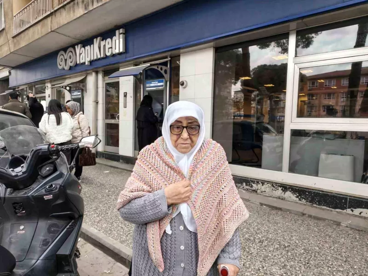 Yaşlı kadının banka işlemleri