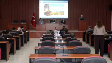 Toplantı sırasında sunum yapan yetkililer