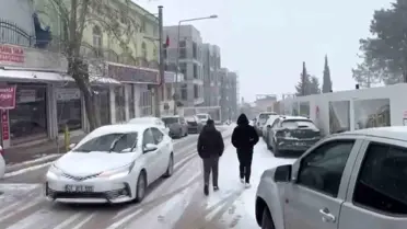 Besni’de Şiddetli Kar Yağışı Şehrin Sokaklarını Beyaza Çevirdi