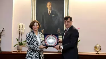 Toplantı sırasında sunum yapan Kahveci