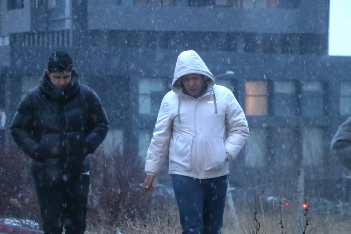 Ankara’da Yoğun Kar Yağışı Şehirde Beyaz Bir Görünüm Yarattı