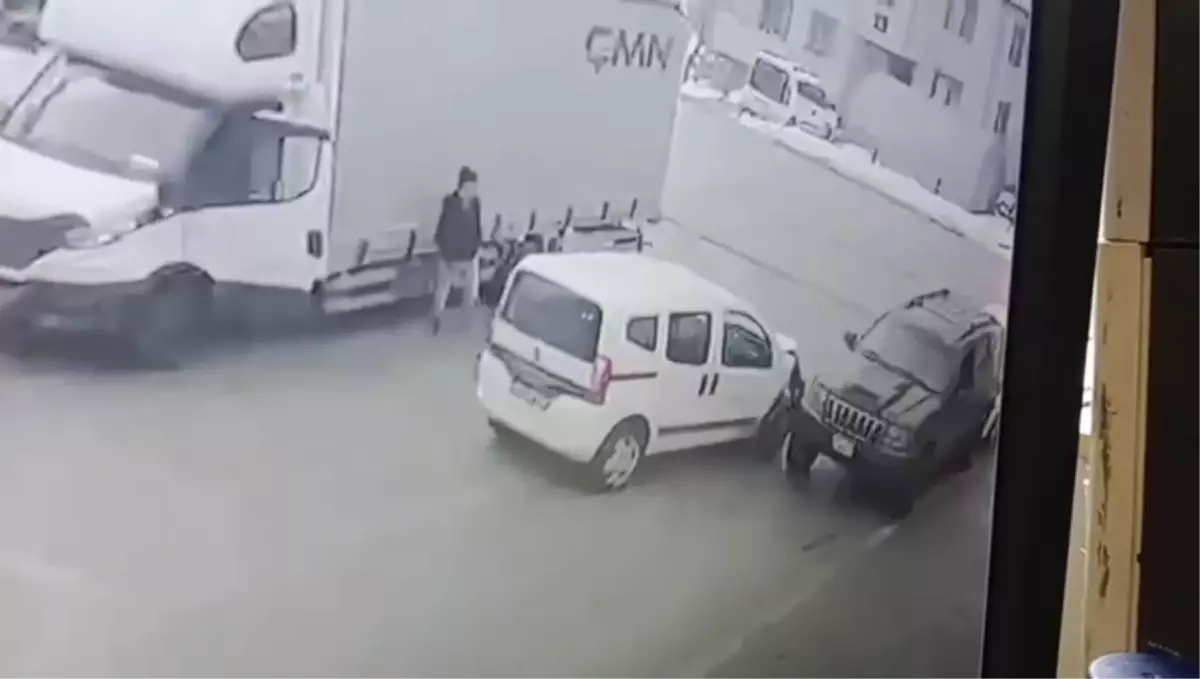 Düzce Muayene İstasyonunda Çarpışma: Üç Araç Hasar Aldı