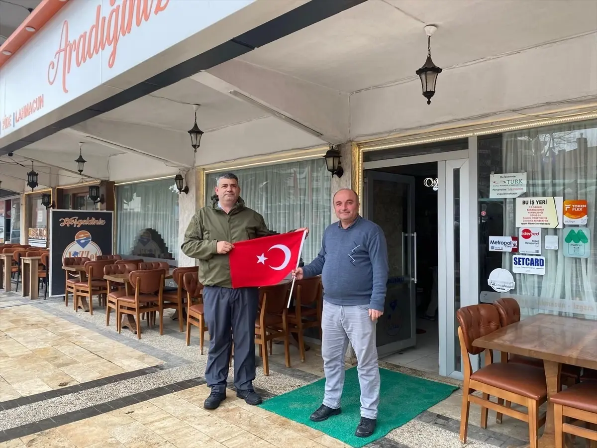 Bilecik’te Şehit Aileleri ve Gaziler Derneği’nden Esnafa Türk Bayrağı Hediyesi