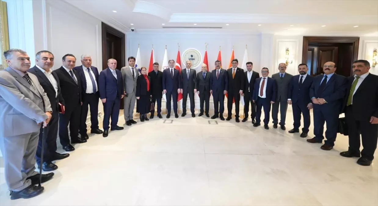 İçişleri Bakanı Yerlikaya Ezidi temsilcileriyle bir arada