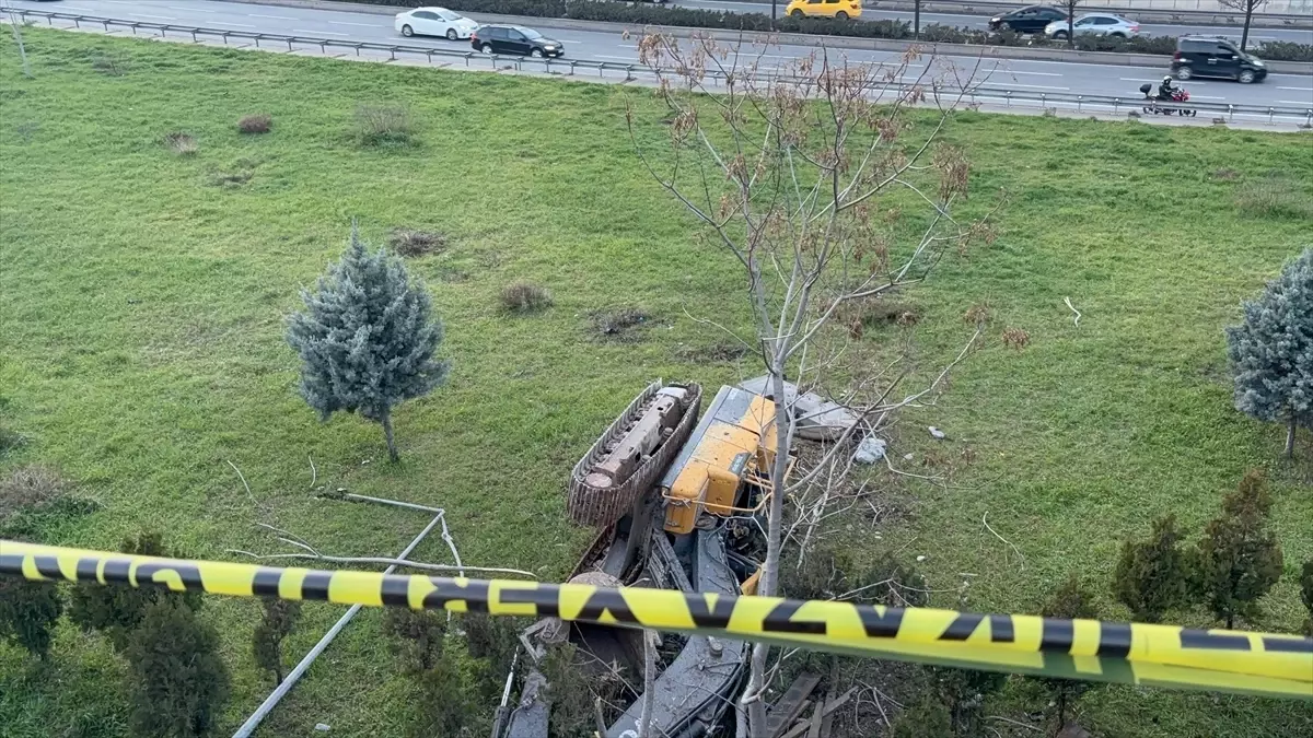 İzmir Buca'da Tır Viyadükten Düştü: 3 Kişi Yaralı
