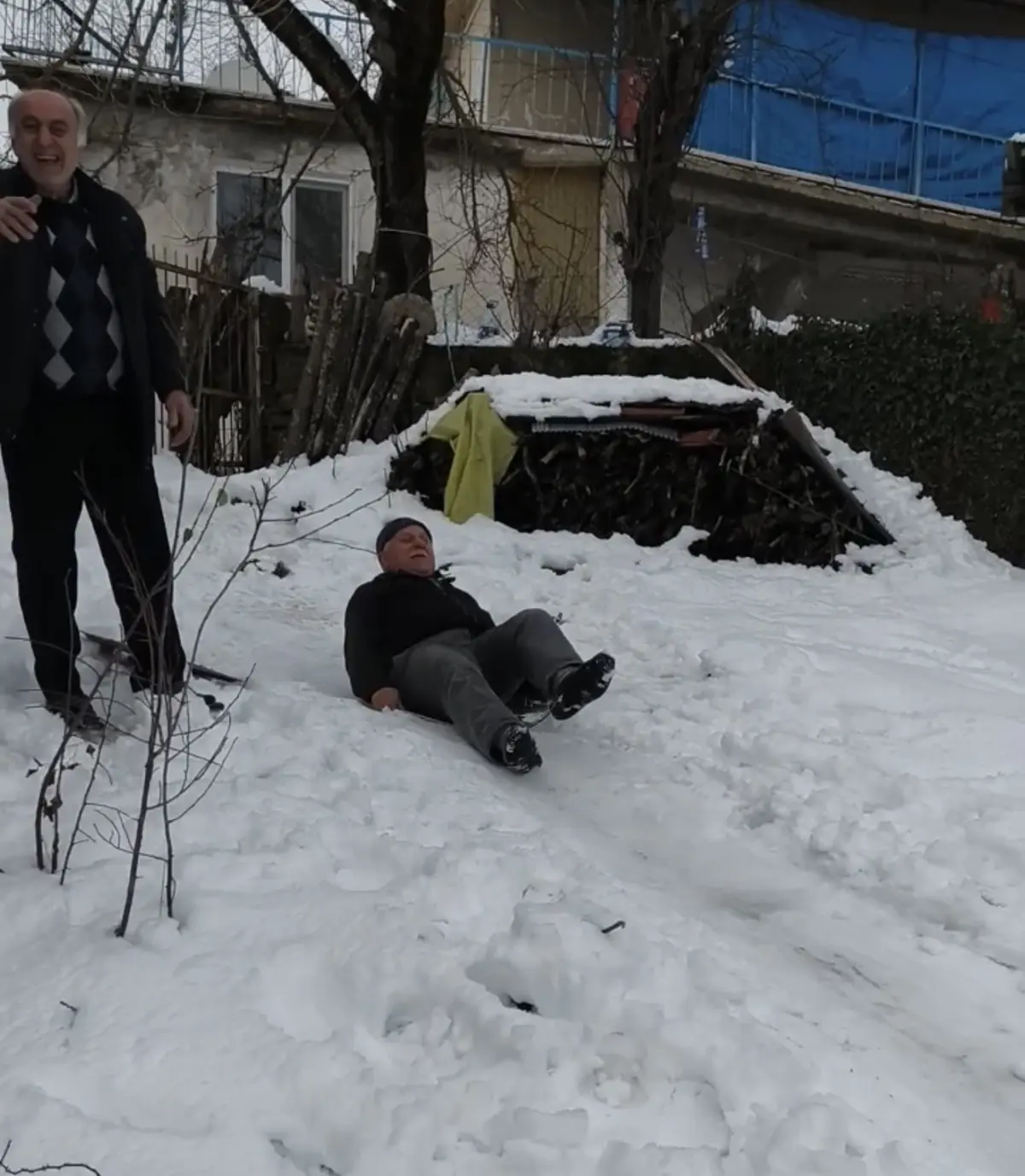 Bartın Ulus'ta Karla Dans: Naylon Poşetlerle Renkli Kayak Şöleni