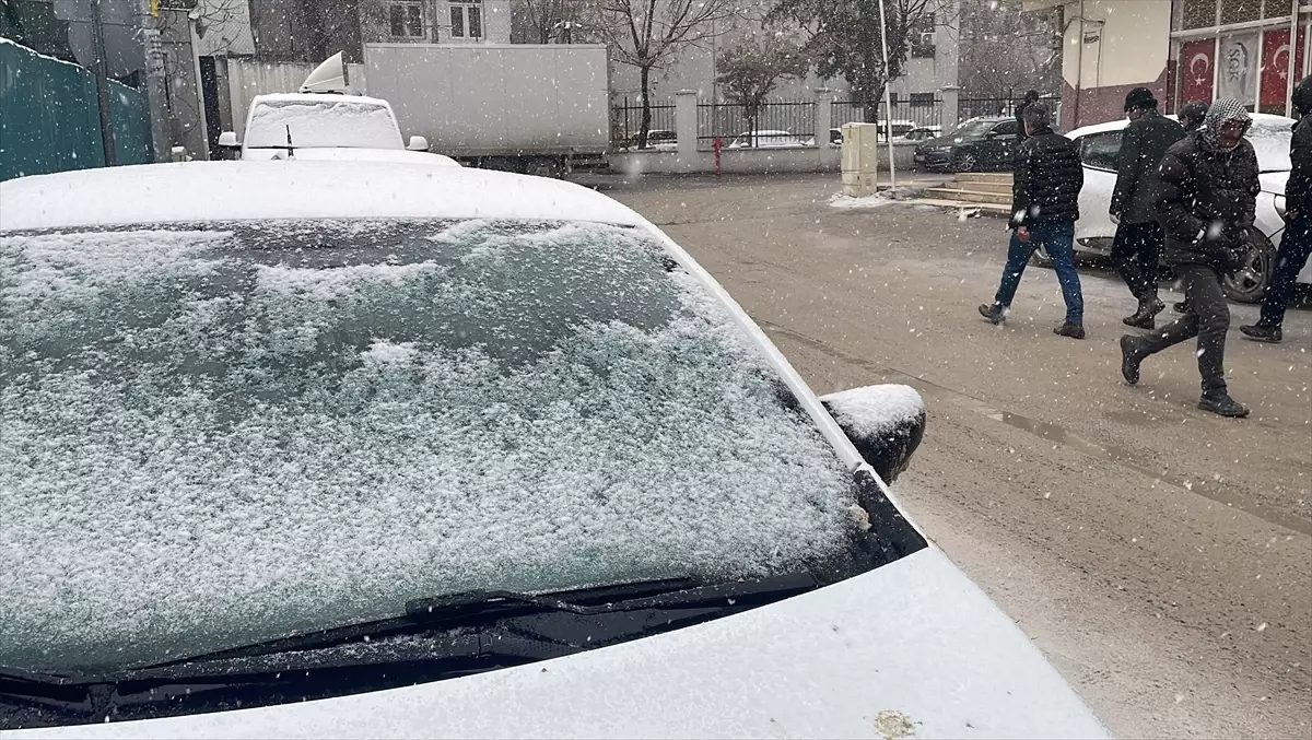 Şanlıurfa sokaklarında kar