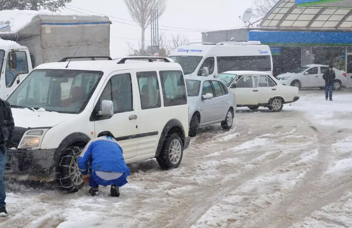 Karaman’da Sertavul Geçidi Yoğun Kar Yağışı Nedeniyle TIR ve Kamyon Trafiğine Kapandı