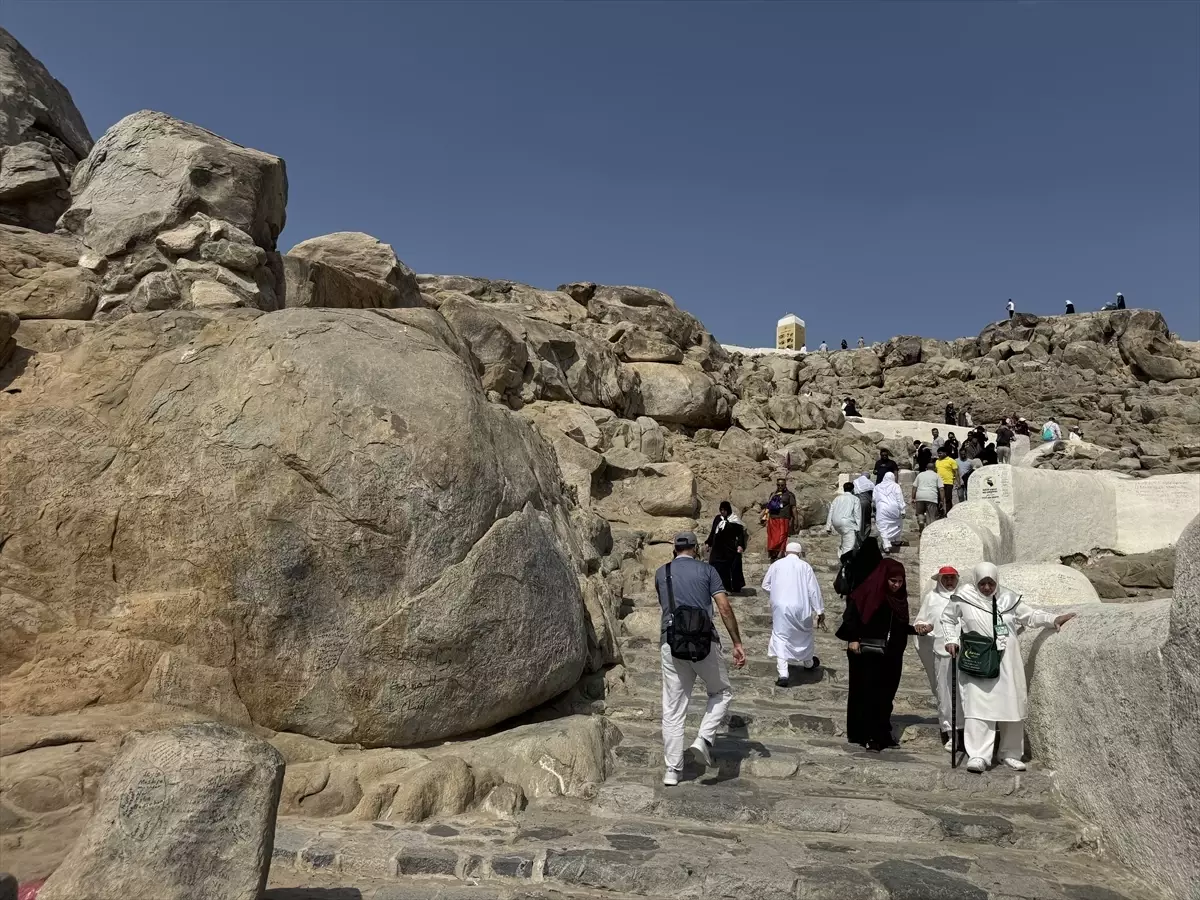 Umre Yolcuları Hira Mağarası ve Arafat Tepesini Ziyaret Etti