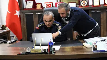 Aksaray Jandarma Komutanı Albay Bayer, 'Yılın Kareleri' Oylamasında Fotoğrafları İnceledi