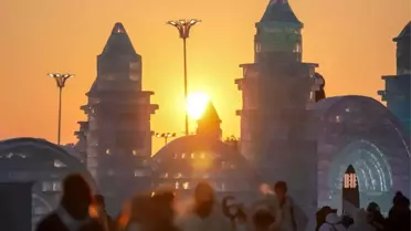 Harbin Kar ve Buz Dünyası’nda Büyüleyici Buz Heykelleri Ziyaretçileri Etkiliyor