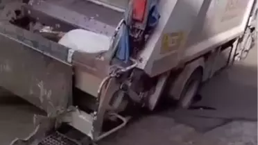 Ataşehir'de Yol Çökmesi: Çöp Kamyonu Derin Çukura Düştü
