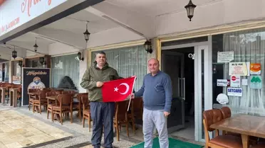 Dağıtılan Türk Bayrağı