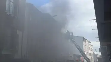 Fatih’te 19. Yüzyıl Ahşap Binasında Kontrol Altına Alınan Yangın