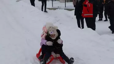 Sivas'ta Jandarma'dan Çocuklara Kış Keyfi: Kızak Pistinde Eğlence