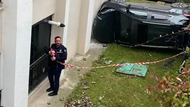 Derince'de Şok Kazada Otomobil Apartman Bahçesine Çarptı, İki Kişi Yaralandı