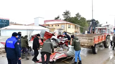 Ladik’te Şiddetli Rüzgar Bir İlkokulun Çatısını Uçurdu