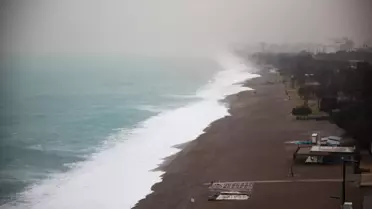 Antalya’da Şiddetli Yağış ve Yüksek Dalga Uyarısı: Sarı Kod Sonrası Sel Riski