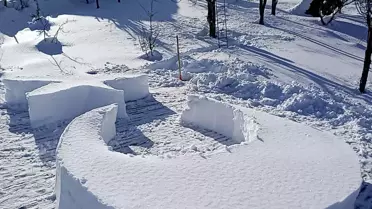 Ardanuç’ta Karla Türk Bayrağı Figürüyle Terör Saldırısına Tepki