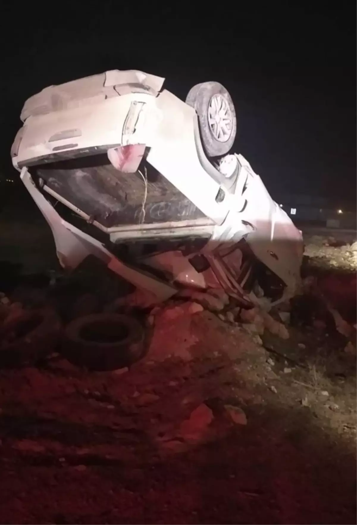 Aksaray’da 3 Kişi Yaralı: Devrilen Otomobil Olayı Detayları