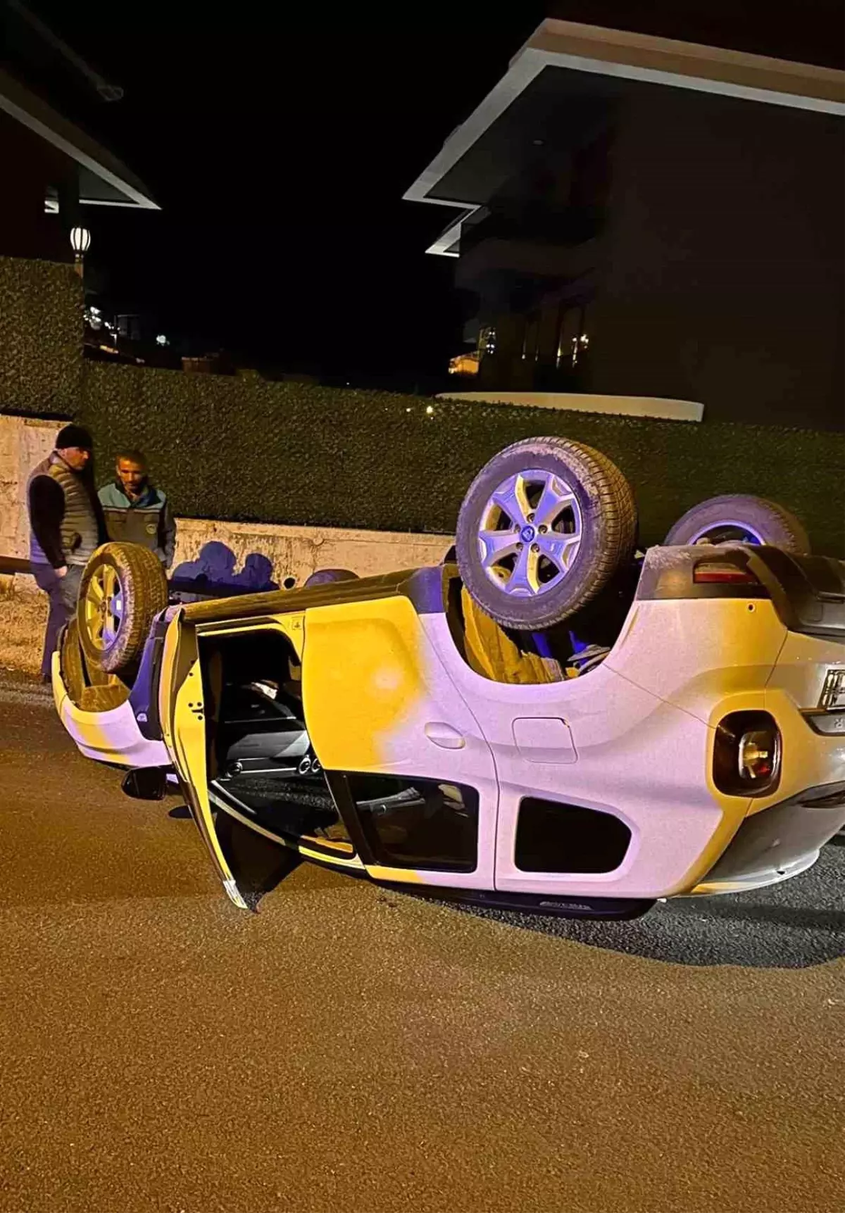 Alanya’da Beton Bariyer Çarpması Sonrası Araç Takla Attı