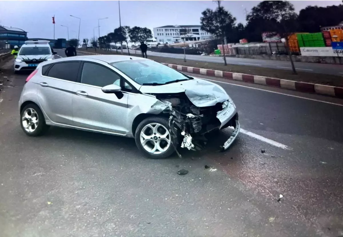 Bilecik'te Kontrolden Çıkan Araç Bariyere Çarptı, Sürücü Yaralandı