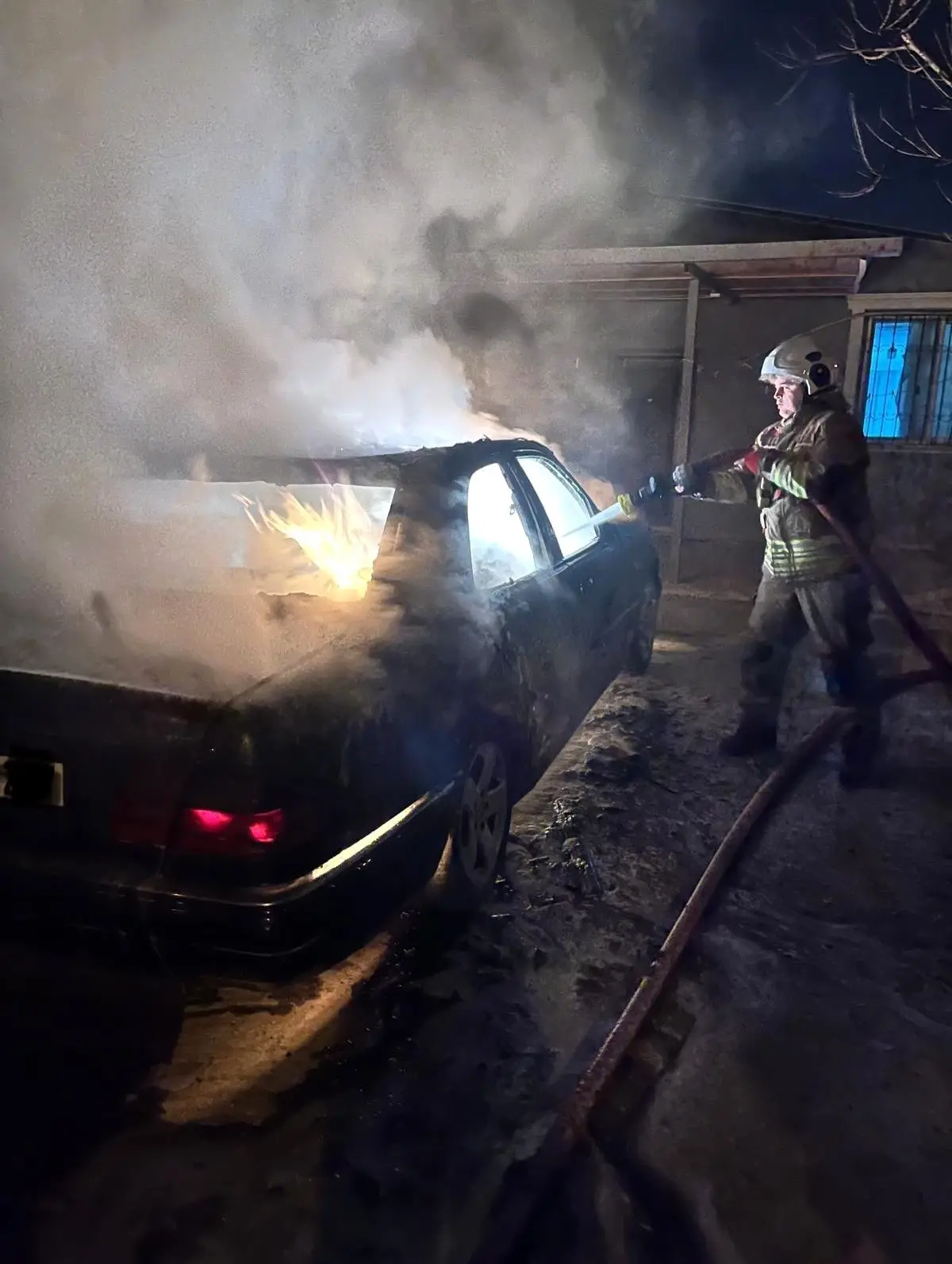 Defne'de Park Halindeki Mercedes Yangınla Mücadele Edildi