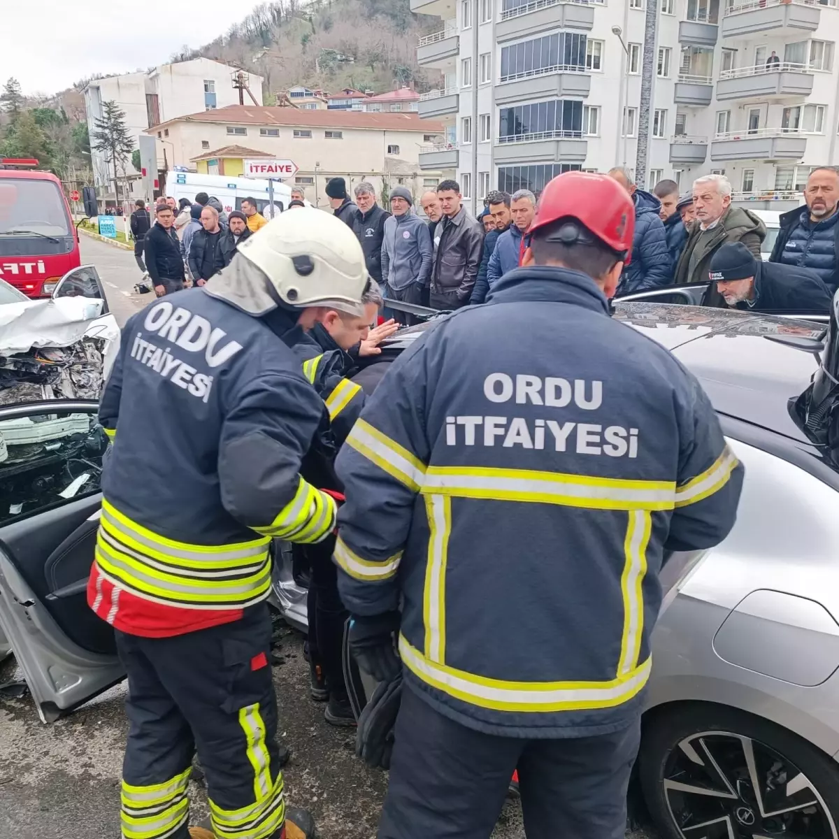 Ordu’da İki Otomobil Çarpıştı: 5 Yaralı ve Soruşturma Başlatıldı