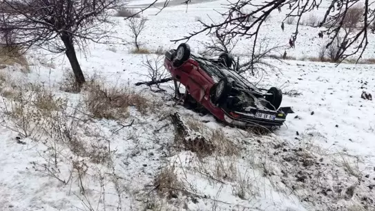 Alaca’da Kar ve Buzlu Yolda Otomobil Ağaca Çarparak Takla Attı, 4 Yaralı