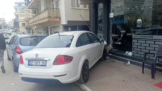 Antalya’da Kontrolsüz Araç Kuaför Dükkanına Girdi, Panik Yaşandı