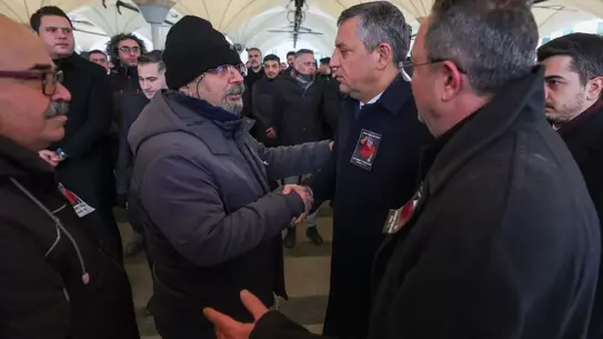 CHP Lideri Özgür Özel, Özbilgin'in Cenazesinde Duygusal Anlar Yaşadı