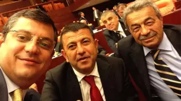 Özgür Özel'den Kamer Genç'e Saygı Duruşu: Doğruluktan Vazgeçmeyen Siyasetçi Anıldı