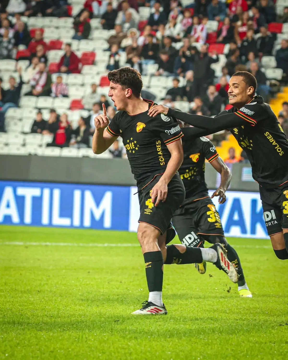 Göztepe, Fenerbahçe Maçına Hazırlanıyor: 12 Golcüyle Sahada