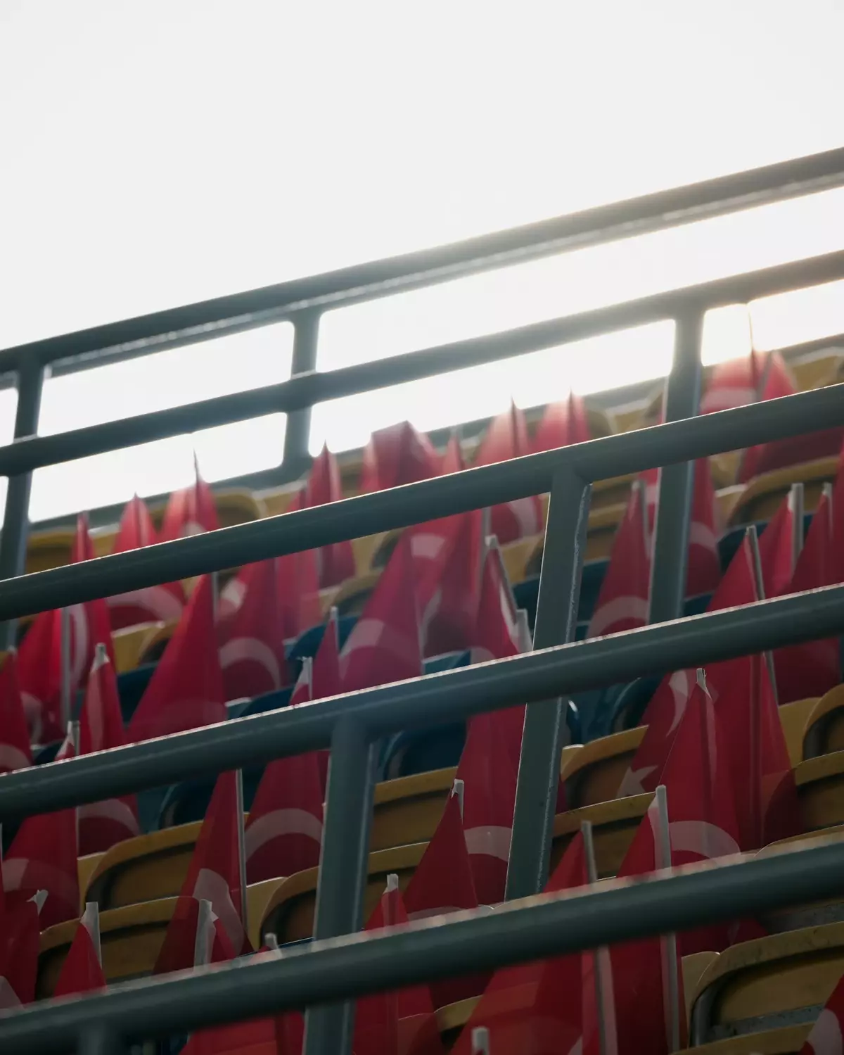 Fenerbahçe Tribünleri Türk Bayraklarıyla Donanıyor: Villa Maçı Öncesi Coşku Dorukta