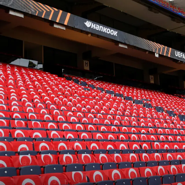 Stadyum girişindeki bayrak duvarı