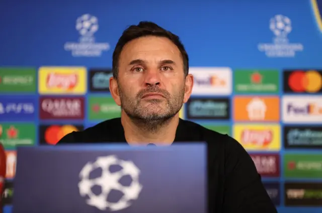 Okan Buruk taktik tahtası önünde