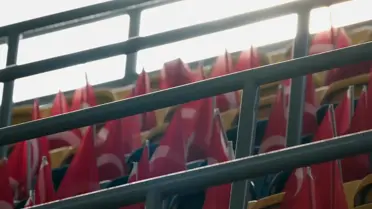 Fenerbahçe Tribünleri Türk Bayraklarıyla Donanıyor: Villa Maçı Öncesi Coşku Dorukta